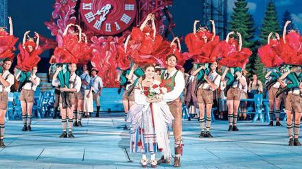 Schenkt man sich Rosen in Tirol. Cornelia Zink als Christel von der Post und Paul Schweinester als Adam - flankiert vom Ballett.