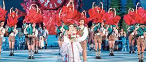 Schenkt man sich Rosen in Tirol. Cornelia Zink als Christel von der Post und Paul Schweinester als Adam - flankiert vom Ballett.