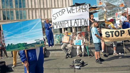 Weltformel des Übels. Wie viel Neues der Verschwörungstheoretiker auch erfahren mag, sein Wissensstand bleibt immer der gleiche. – Das Foto zeigt Demonstranten in Berlin, die gegen die vermeintliche Manipulation des Wetters durch Kondensstreifen von Flugzeugen protestieren. 