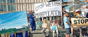Weltformel des Übels. Wie viel Neues der Verschwörungstheoretiker auch erfahren mag, sein Wissensstand bleibt immer der gleiche. – Das Foto zeigt Demonstranten in Berlin, die gegen die vermeintliche Manipulation des Wetters durch Kondensstreifen von Flugzeugen protestieren. 