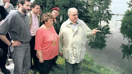 Juli 1997, ein unfassbarer Sommer. Matthias Platzeck, damals 43, neben Bundeskanzler Helmut Kohl und Bürgern am Oderbruch. 