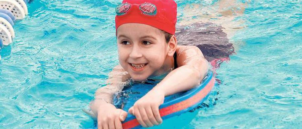 Beintraining. Ohne Druck sicher schwimmen lernen – das dauert eine Weile. Deshalb melden manche Eltern ihre Kinder in einem Schwimmverein an. An Berliner Schulen geht der Schwimmunterricht erst sehr spät los. Zu spät, bemängeln Experten.