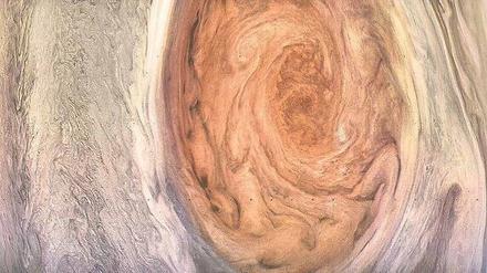 Streuner. Wissenschaftler haben ermittelt, wie viele Planeten von der Größe des Jupiter (unser Bild zeigt einen Wirbelsturm auf dem Planeten) allein unterwegs sind.
