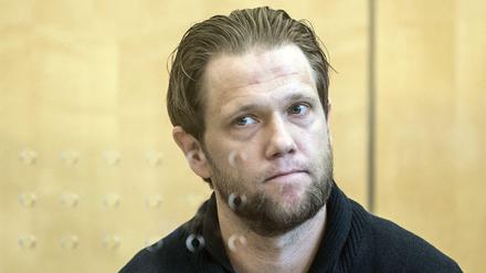 Der angeklagte Salafistenprediger Sven Lau steht in Düsseldorf vor Prozessbeginn im Gerichtssaal.