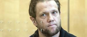 Der angeklagte Salafistenprediger Sven Lau steht in Düsseldorf vor Prozessbeginn im Gerichtssaal. 