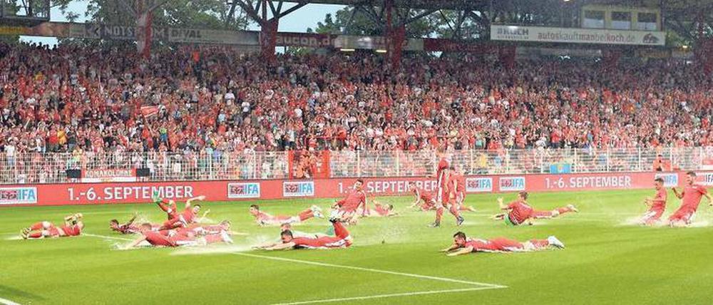 Freestyler. Unions Fußballer versuchen sich als Wasserakrobaten.