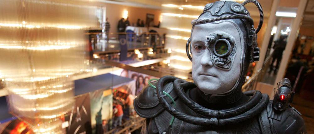 Laut Lexikon ist ein „cybernetic organism“ ein „Lebewesen, das technisch ergänzt oder erweitert ist“. Also zum Beispiel jeder, der ein T-Shirt trägt.