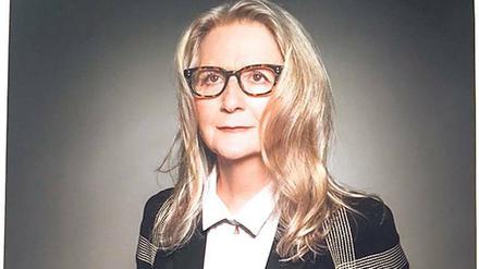 Experimentierfreudig. Sally Potter, 1949 in London geboren, wurde als Filmemacherin mit der Virginia-Woolf-Adaption „Orlando“ (2007) international bekannt. Sie arbeitete auch als Choreografin, Tänzerin, Musikerin und Opernregisseurin. Weitere wichtige Filme: „TangoFieber“, „In stürmischen Zeiten“, „Yes“, „Ginger & Rosa“.