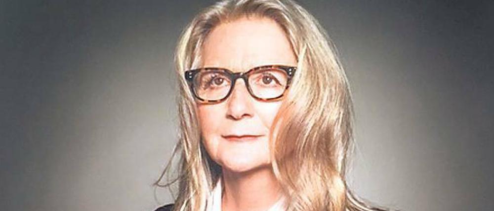 Experimentierfreudig. Sally Potter, 1949 in London geboren, wurde als Filmemacherin mit der Virginia-Woolf-Adaption „Orlando“ (2007) international bekannt. Sie arbeitete auch als Choreografin, Tänzerin, Musikerin und Opernregisseurin. Weitere wichtige Filme: „TangoFieber“, „In stürmischen Zeiten“, „Yes“, „Ginger &amp; Rosa“.