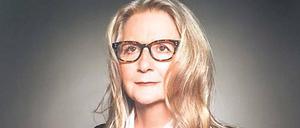 Experimentierfreudig. Sally Potter, 1949 in London geboren, wurde als Filmemacherin mit der Virginia-Woolf-Adaption „Orlando“ (2007) international bekannt. Sie arbeitete auch als Choreografin, Tänzerin, Musikerin und Opernregisseurin. Weitere wichtige Filme: „TangoFieber“, „In stürmischen Zeiten“, „Yes“, „Ginger &amp; Rosa“.