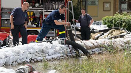 Einsatzkräfte der Feuerwehr sind in Wolfenbüttel noch ununterbrochen im Einsatz.