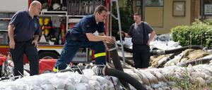 Einsatzkräfte der Feuerwehr sind in Wolfenbüttel noch ununterbrochen im Einsatz.