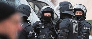 In Mecklenburg-Vorpommern durchsuchten Sicherheitskräfte mehrere Objekte. Auf diesem Archivbild stehen Polizisten bei einer Durchsuchung am 1.2 2017 in Frankfurt am Main vor ihren Fahrzeugen.