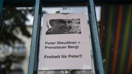 "Freiheit für Peter!!" steht in Berlin an der Gethsemanekirche im Prenzlauer Berg auf einem Zettel.