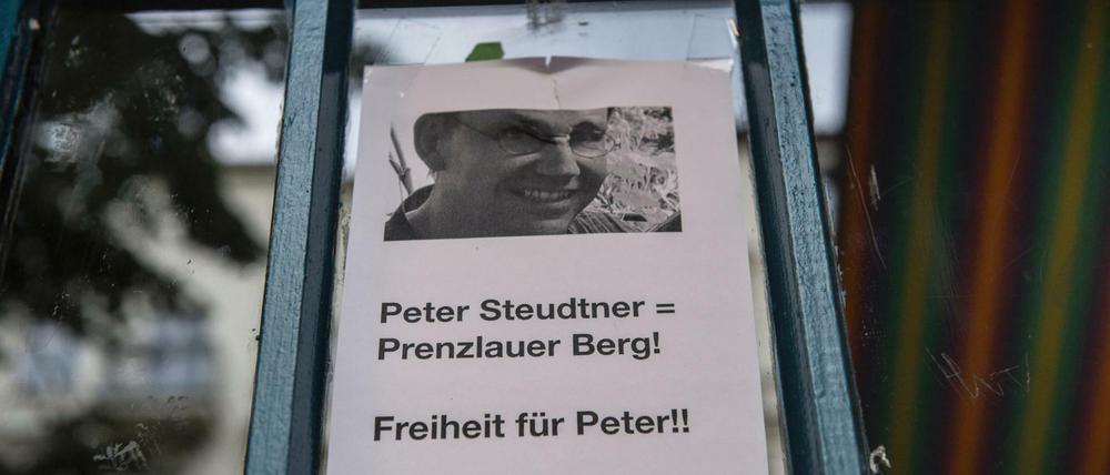 "Freiheit für Peter!!" steht in Berlin an der Gethsemanekirche im Prenzlauer Berg auf einem Zettel. 