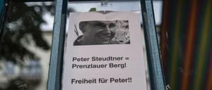 "Freiheit für Peter!!" steht in Berlin an der Gethsemanekirche im Prenzlauer Berg auf einem Zettel. 