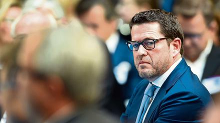 Karl-Theodor zu Guttenberg soll, wenn es nach Horst Seehofer geht, wieder eine größere politische Rolle spielen. 
