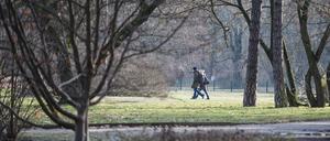 Im Tierpark Berlin sind nur noch wenige Besucher unterwegs. Der Tierpark ist mit 160 Hektar Fläche der größte Landschaftstierpark in Europa. Zu seinem Bestand zählen fast 8000 Tiere.