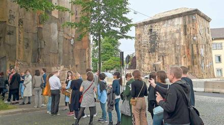 Die von Ibrahim Mahama in Jutesäcke verhüllten Torhäuser in Kassel - ein Highlight der Documenta.