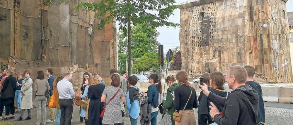Die von Ibrahim Mahama in Jutesäcke verhüllten Torhäuser in Kassel - ein Highlight der Documenta.