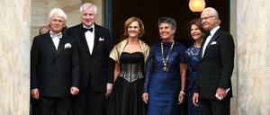 König Carl Gustaf von Schweden (r-l), Königin Silvia von Schweden, die Bürgermeisterin von Bayreuth, Brigitte Merk-Erbe, Karin Seehofer, Frau des bayerischen Ministerpräsidenten, Bayerns Ministerpräsident Horst Seehofer (CSU) und Thomas Merk-Erbe bei der Eröffnung der Bayreuther Festspiele. 