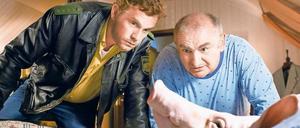 Saumäßig.  Franz (Sebastian Bezzel, links) und Moratschek (Sigi Zimmerschied) staunen über den Schweinskopf in Moratscheks Bett. 