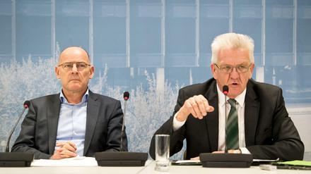 Im Bundesland von Winfried Kretschmann (r) und Winfried Hermann (beide Grüne) ist mit Daimler einer der bedeutendsten Autokonzerne zu Hause. 