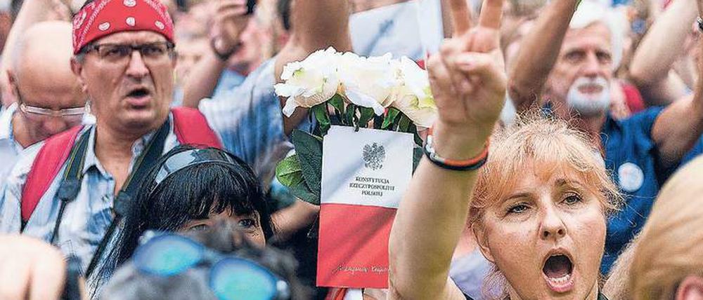 Erster Erfolg. Zehntausende Polen hatten in den vergangenen Tagen und Wochen gegen die Abschaffung einer unabhängigen Justiz protestiert.