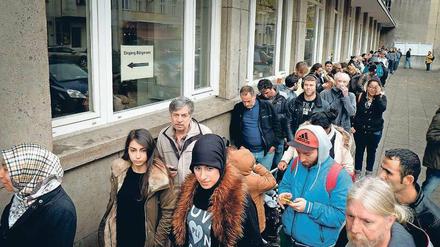 Dauerärgernis für alle Berliner und Berlinerinnen: Lange Wartezeiten beim Bürgeramt.
