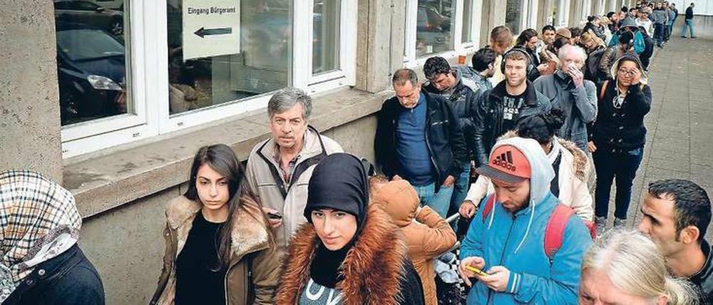Dauerärgernis für alle Berliner und Berlinerinnen: Lange Wartezeiten beim Bürgeramt.