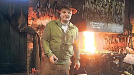 Zur Glut nur mit Hut. Torsten Theel sieht sich eher als Künstler denn als bloßer Handwerker. Zu seinen Entwürfen inspiriert ihn oft die Natur.