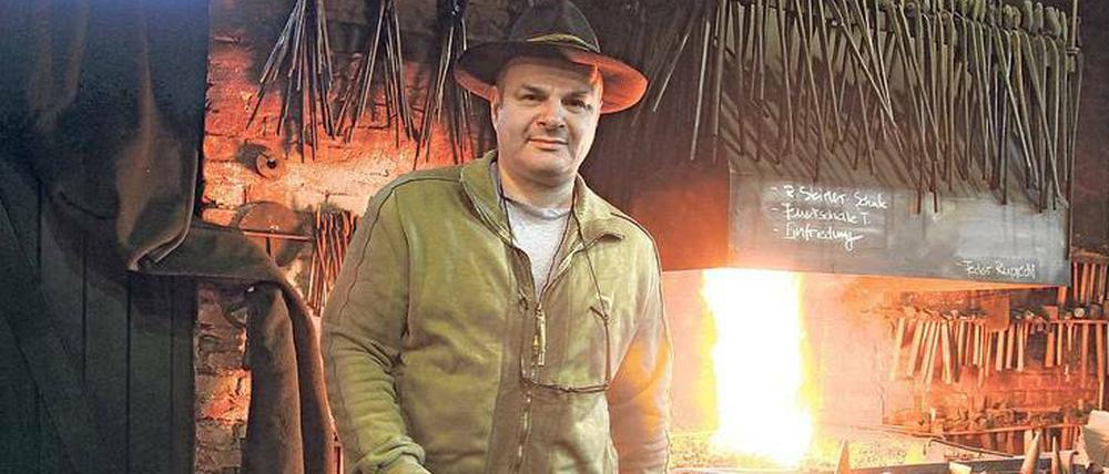 Zur Glut nur mit Hut. Torsten Theel sieht sich eher als Künstler denn als bloßer Handwerker. Zu seinen Entwürfen inspiriert ihn oft die Natur.