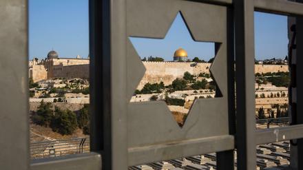 Blick durch eine Tür mit einem Davidstern auf die Altstadt von Jerusalem mit dem Felsendom