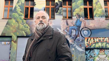 Norbert Martins fotografiert seit vielen Jahren die Giebelbilder Berlins und hat ein Buch mit Fotografien veröffentlicht.  