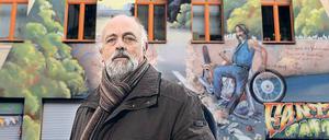 Norbert Martins fotografiert seit vielen Jahren die Giebelbilder Berlins und hat ein Buch mit Fotografien veröffentlicht.  