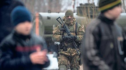 Ein ukrainischer Soldat patrouilliert in Awdijiwka, einer Stadt im Donbass. 