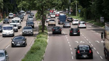 Nicht nur mit seinem Auto steht man manchmal im Stau. Auch beim An- und Abmelden kommt es in Berlin gerade zu langen Wartezeiten.