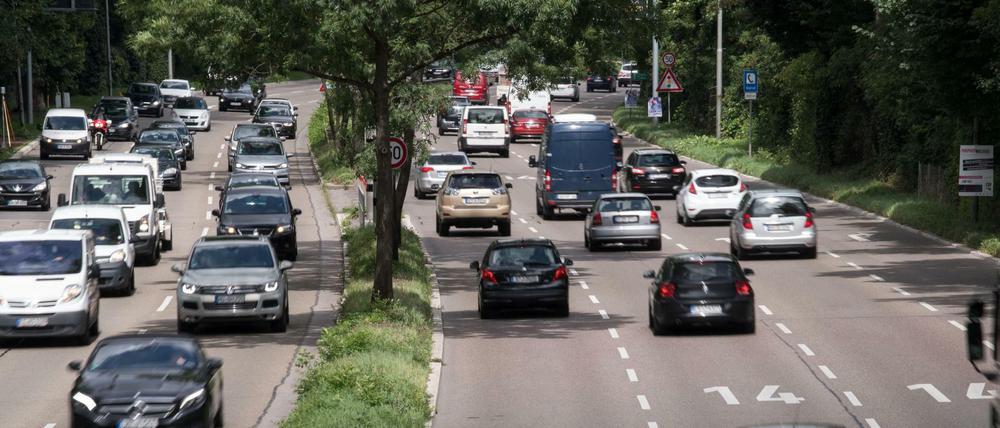 Nicht nur mit seinem Auto steht man manchmal im Stau. Auch beim An- und Abmelden kommt es in Berlin gerade zu langen Wartezeiten.