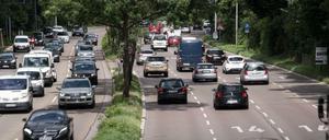 Nicht nur mit seinem Auto steht man manchmal im Stau. Auch beim An- und Abmelden kommt es in Berlin gerade zu langen Wartezeiten.