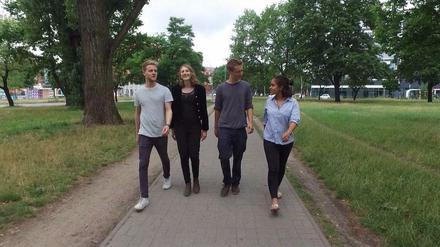 Optimistisch. Das Team der "Informationen für Deutschland" (David Caspers, 2.v.r.).