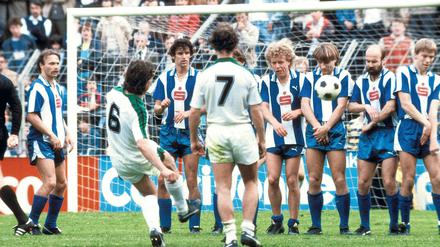 Die Mauer steht. Lothar Matthäus versucht sich im Mai 1983 mit einem Freistoß für Borussia Mönchengladbach, doch Hertha und Heikko Glöde (2. v.l.) können abwehren.