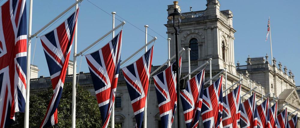 Patriotisch beflaggt: Der Union Jack im Dutzend am Parliament Square in London.
