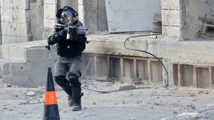 Ein bewaffneter israelischer Polizist am Grenzübergang zwischen Jerusalem und Ramallah im Westjordanland. Die Tempelberg-Krise hat die Gewalt zwischen Israelis und Palästinensern eskalieren lassen.
