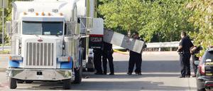 Texas: Ermittler untersuchen den Lkw, in dem die Leichen gefunden wurden.