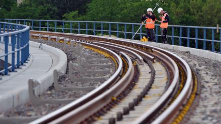 Bauarbeiter stehen am 13.06.2017 in Berlin auf der Baustelle am Bahnhof Ostkreuz an der neuen Brücke neben dem Gleis.