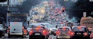 Dicke Luft. Auch in Berlin werden mehr Abgase in die Luft geblasen als der Gesetzgeber erlaubt. Kommende Woche tagt der Diesel-Gipfel in der Hauptstadt. 