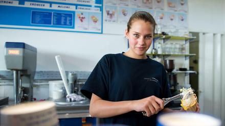 Die 19-jährige Schülerin arbeitet neben der Schule in einer Tempelhofer Eisdiele. 