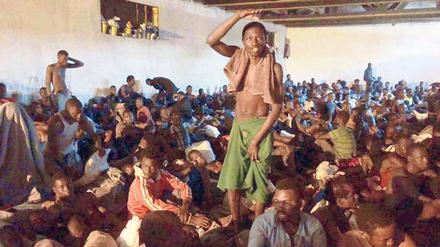 Am Ende. Diese Menschen haben tausende Dollar für die Flucht bezahlt, ein Schleppercamp überlebt, die gefährliche Bootsfahrt nach Europa fast geschafft – und wurden wie Zehntausende andere von der libyschen Küstenwache aus den Fängen der Menschenhändler in ein Lager der Einheitsregierung zurückgeholt.