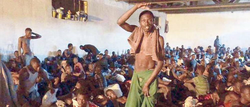 Am Ende. Diese Menschen haben tausende Dollar für die Flucht bezahlt, ein Schleppercamp überlebt, die gefährliche Bootsfahrt nach Europa fast geschafft – und wurden wie Zehntausende andere von der libyschen Küstenwache aus den Fängen der Menschenhändler in ein Lager der Einheitsregierung zurückgeholt.