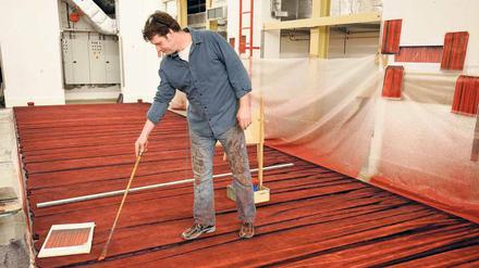 Kulissenzauber. Dirk Seesemann malt die neue Schabracke für den Zuschauerraum der Staatsoper.